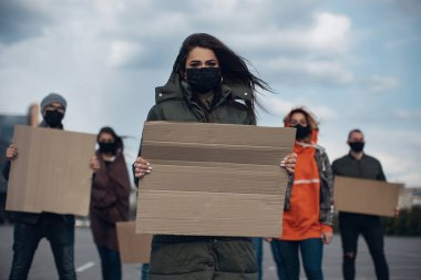 Çeşitli insanlar boş tabelayla protesto ediyor. İnsan haklarını, özgürlüğü ve ırkçı inançları protesto etmek