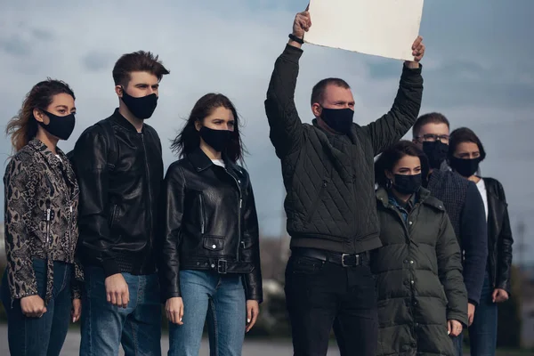Çeşitli Insanlar Boş Tabelayla Protesto Ediyor Nsan Haklarını Özgürlüğü Irkçı — Stok fotoğraf