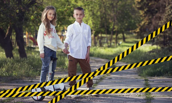 Two Children Masks Faces Walk Together Park Playgrounds Closed Yellow — Stock Photo, Image