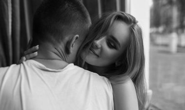 Sürpriz! Kafedeki güzel romantik çift. Genç adam kafedeki sevgilisinin randevusundan geliyor. Mutluluğu hisset.