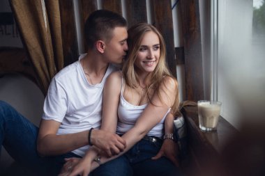 Sürpriz! Kafedeki güzel romantik çift. Genç adam kafedeki sevgilisinin randevusundan geliyor. Mutluluğu hisset.