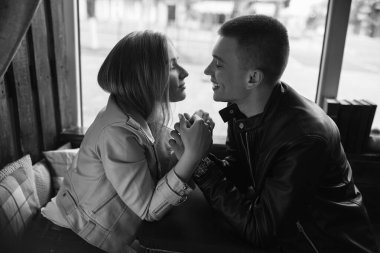 Sürpriz! Kafedeki güzel romantik çift. Genç adam kafedeki sevgilisinin randevusundan geliyor. Mutluluğu hisset.