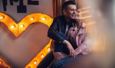 Sürpriz! Kafedeki güzel romantik çift. Genç adam kafedeki sevgilisinin randevusundan geliyor. Mutluluğu hisset.