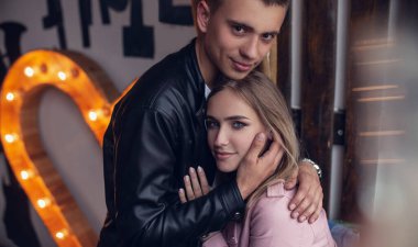 Sürpriz! Kafedeki güzel romantik çift. Genç adam kafedeki sevgilisinin randevusundan geliyor. Mutluluğu hisset.