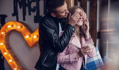 Sürpriz! Kafedeki güzel romantik çift. Genç adam kafedeki sevgilisinin randevusundan geliyor. Mutluluğu hisset.