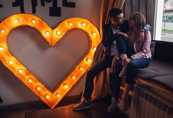 Sürpriz Kafedeki Güzel Romantik Çift Genç Adam Kafedeki Sevgilisinin Randevusundan — Stok fotoğraf