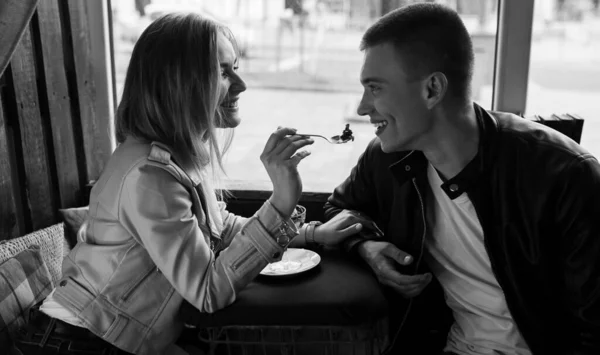 Überraschung Schönes Romantisches Paar Café Junger Mann Kommt Vom Date — Stockfoto