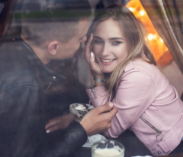 Sürpriz Kafedeki Güzel Romantik Çift Genç Adam Kafedeki Sevgilisinin Randevusundan — Stok fotoğraf