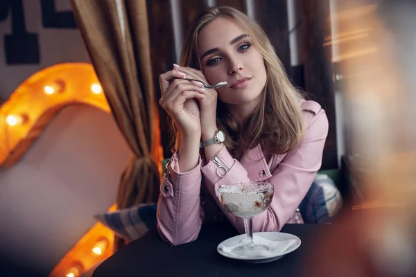 Sürpriz Kafede Erkeğini Bekleyen Güzel Bir Genç Kız Dondurmasını Yerken — Stok fotoğraf