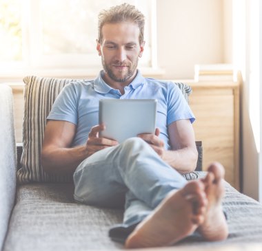 yakışıklı bir adam evde