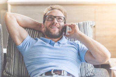 yakışıklı bir adam evde