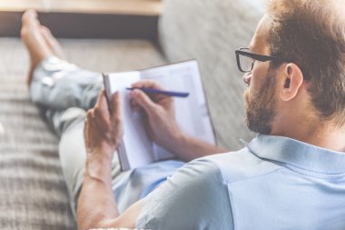 Yakışıklı işadamı evde