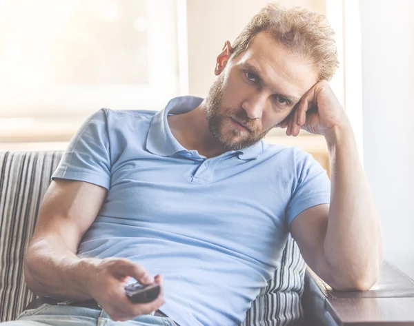 Hombre guapo en casa —  Fotos de Stock