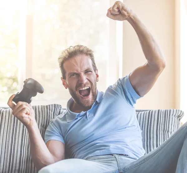 Beau homme à la maison — Photo