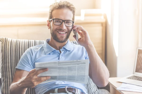 Homem bonito em casa — Fotografia de Stock