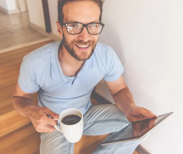 Hombre de negocios guapo en casa — Foto de Stock