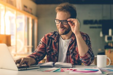 Yakışıklı tasarımcı çalışma