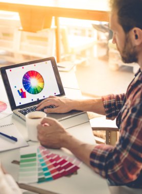 Yakışıklı tasarımcı çalışma