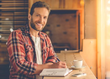 Yakışıklı tasarımcı çalışma