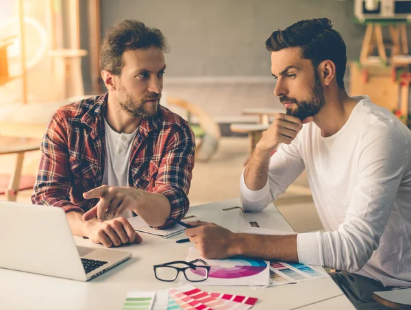 Diseñadores guapos trabajando — Foto de Stock