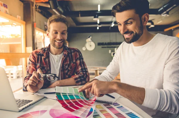 Diseñadores guapos trabajando — Foto de Stock