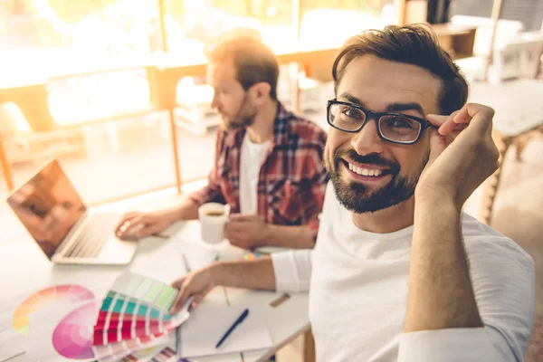 Diseñadores guapos trabajando — Foto de Stock