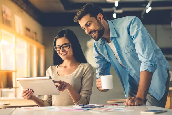 Hermosos diseñadores trabajando — Foto de Stock