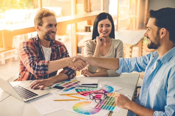 Hermosos diseñadores trabajando — Foto de Stock