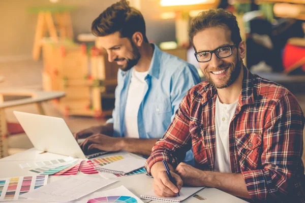 Diseñadores guapos trabajando — Foto de Stock