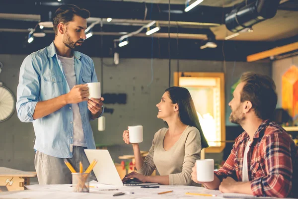 Hermosos diseñadores trabajando — Foto de Stock