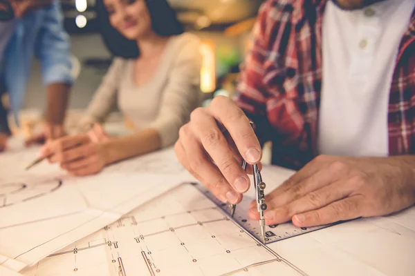 Hermosos diseñadores trabajando —  Fotos de Stock