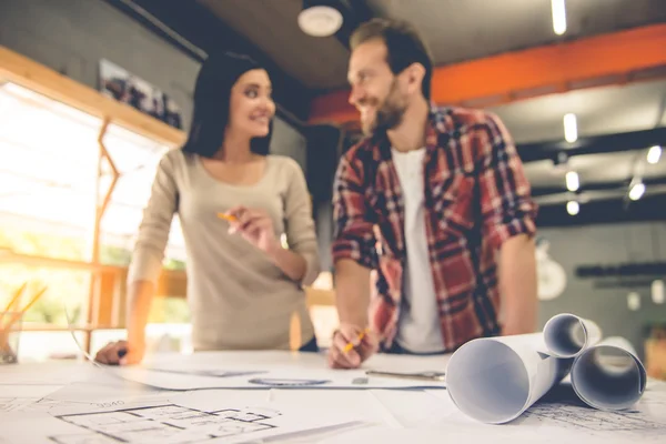 Hermosos diseñadores trabajando — Foto de Stock