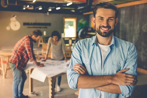 Hermosos diseñadores trabajando — Foto de Stock