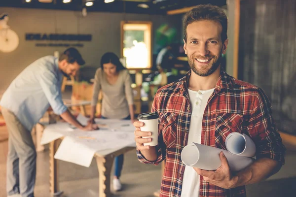 Hermosos diseñadores trabajando —  Fotos de Stock