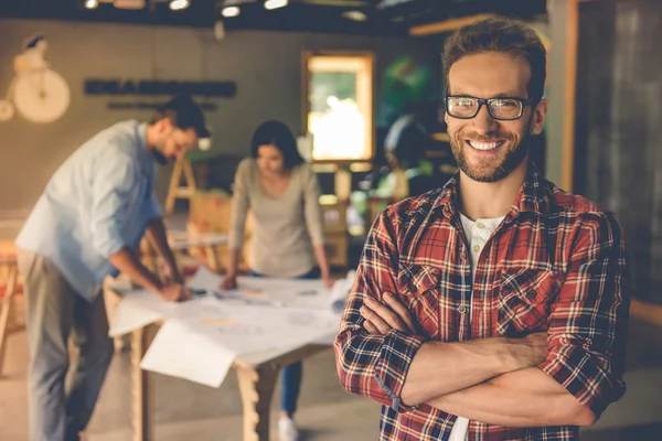 Hermosos diseñadores trabajando — Foto de Stock