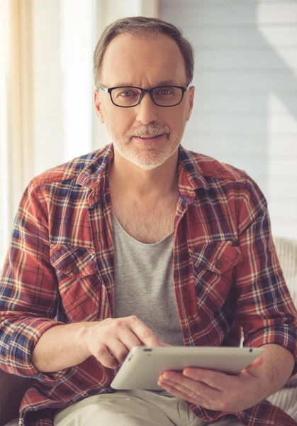 Bello uomo maturo con gadget — Foto Stock