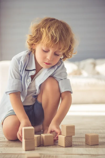 Lindo niño pequeño —  Fotos de Stock