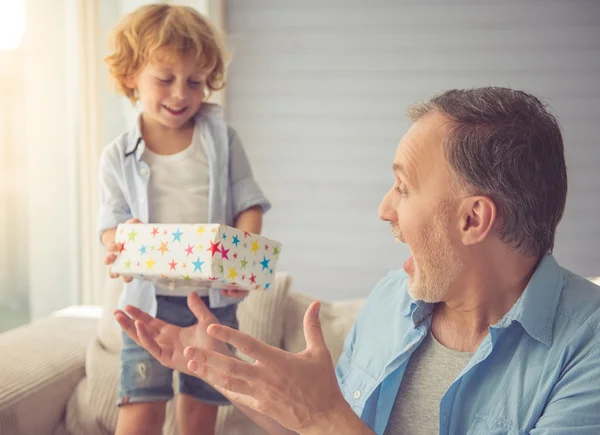 Abuelo y nieto — Foto de Stock