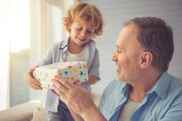 Abuelo y nieto — Foto de Stock