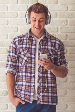 Şık yakışıklı ile becerikli alet