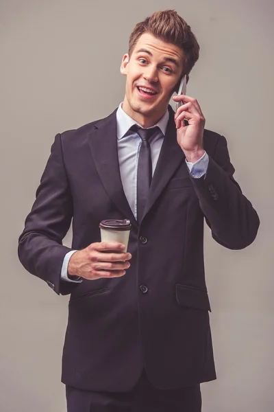 Guapo joven hombre de negocios con gadget —  Fotos de Stock