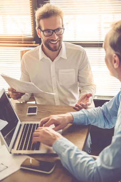 Zwei gut aussehende Geschäftsleute arbeiten — Stockfoto