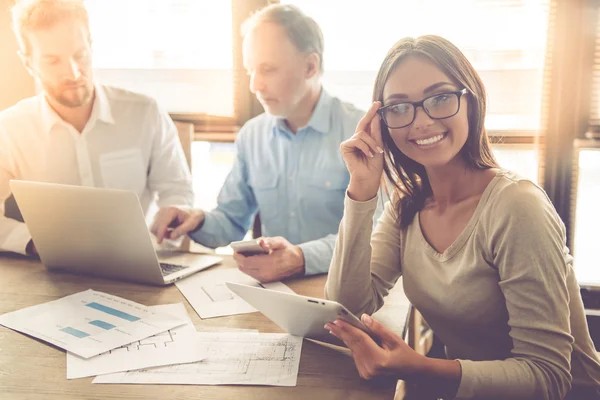 Les gens d'affaires qui travaillent — Photo