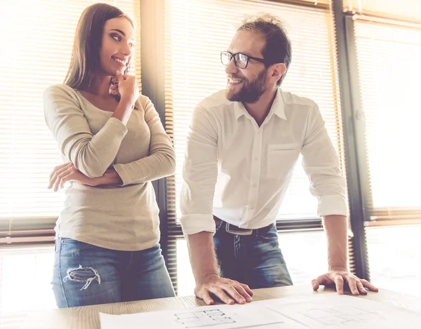 Pareja de negocios trabajando — Foto de Stock