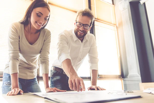 Pareja de negocios trabajando — Foto de Stock