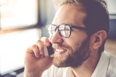 yakışıklı işadamı dinlenme