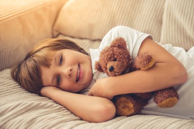 Şirin küçük çocuk.