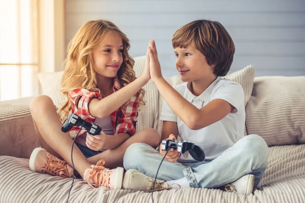 Niño y niña —  Fotos de Stock