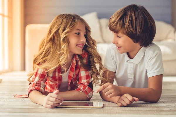 Menino e menina — Fotografia de Stock