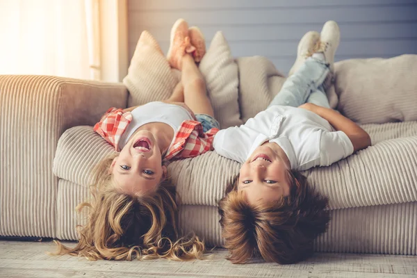 Menino e menina — Fotografia de Stock